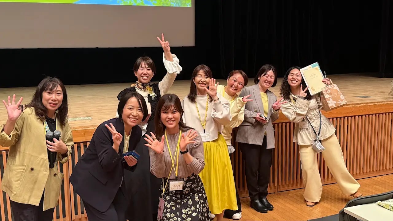 おとな女子の働き方フェス Vol.2のステージ前で笑顔を見せる運営メンバー