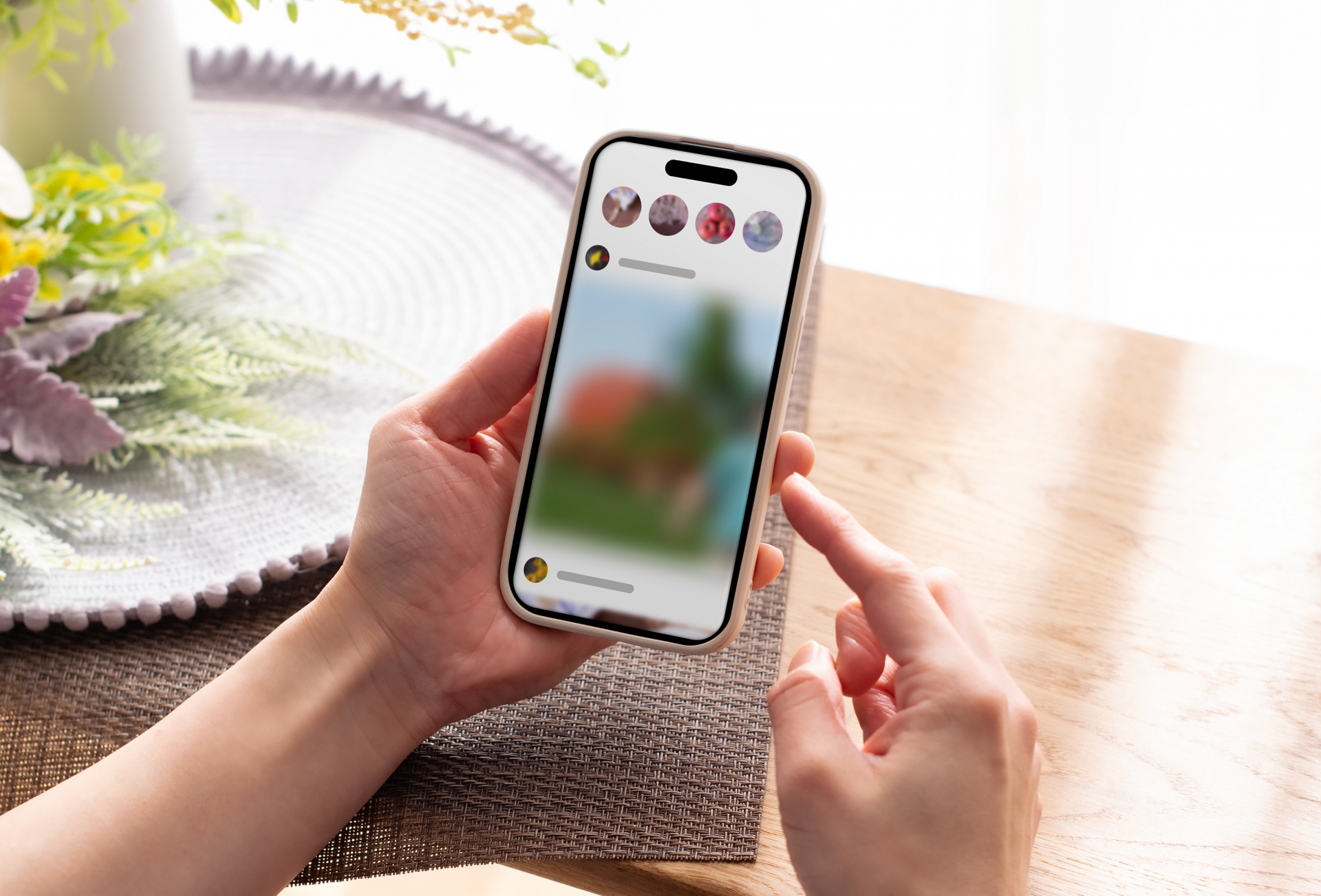スマートフォンでSNSを見る様子