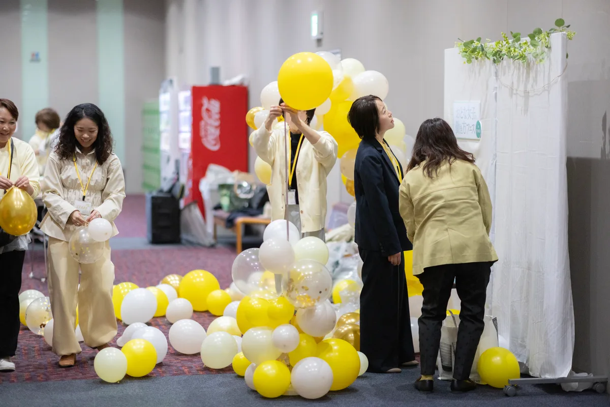 イベント会場でスタッフと設営を確認する様子
