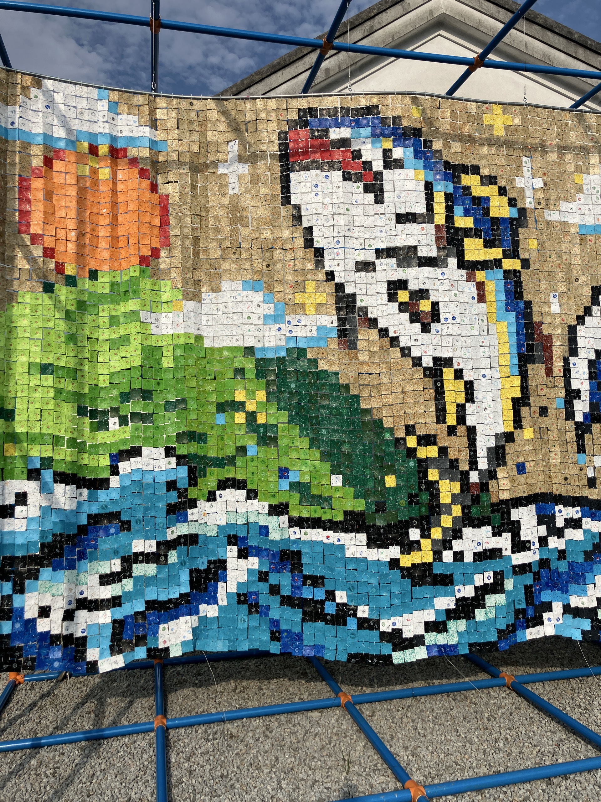 会場に展示された巨大なドット壁画
